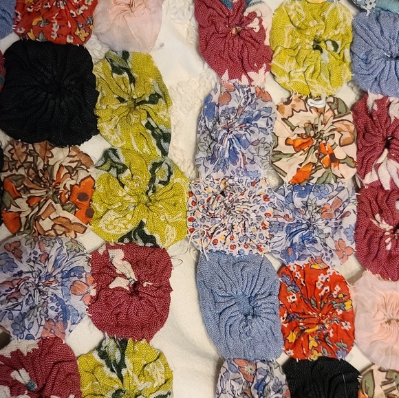 Yo yo Quilt Vintage 1940's thru 1970's fabric 72" x 84" - Picture 7 of 7